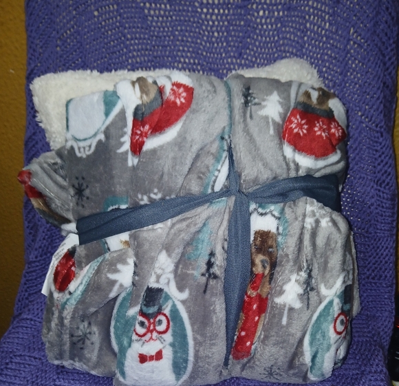 Pillow & Throw - Picture 2 of 3